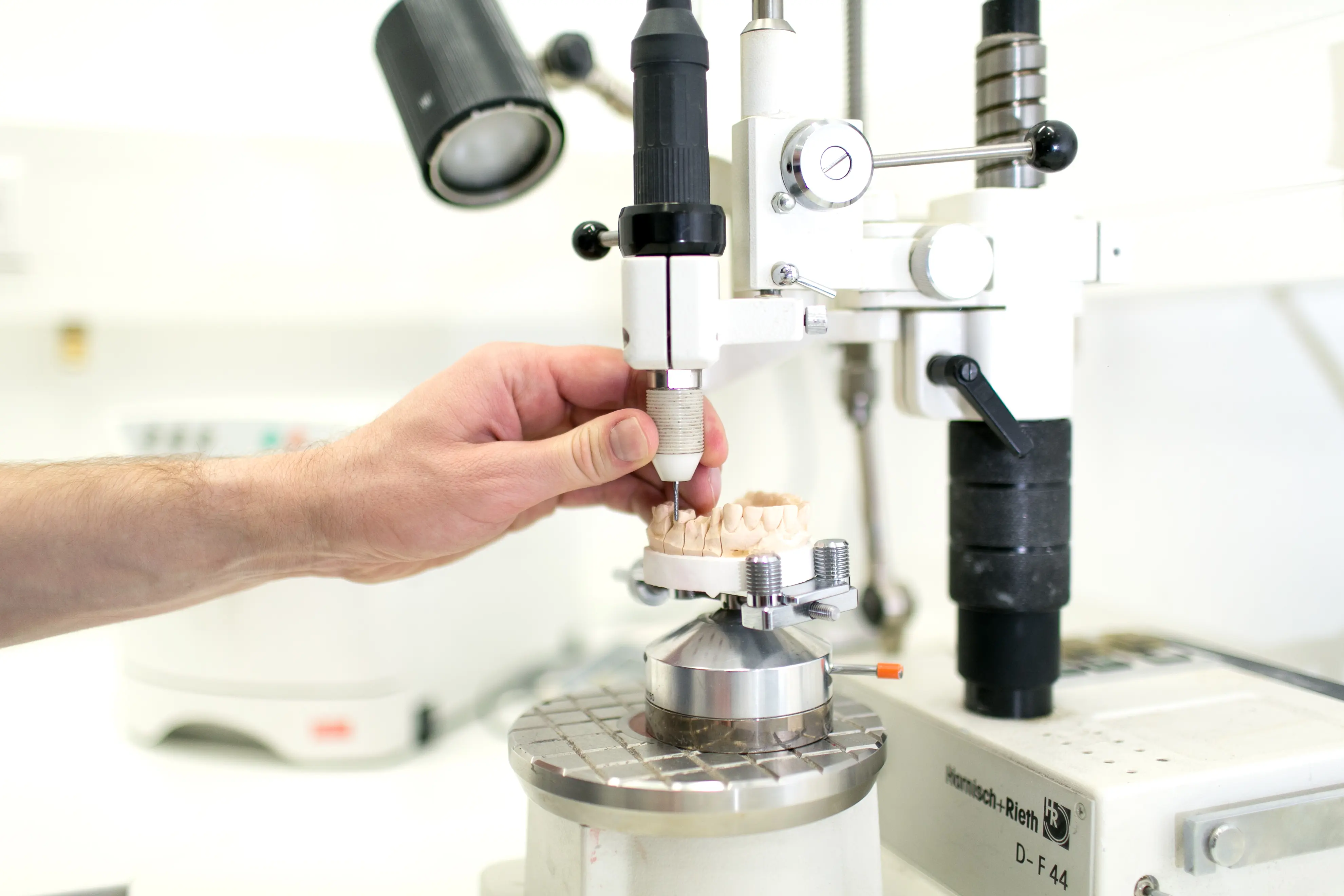 Zahntechniker im praxiseigenen Meisterlabor der z-aesthetic